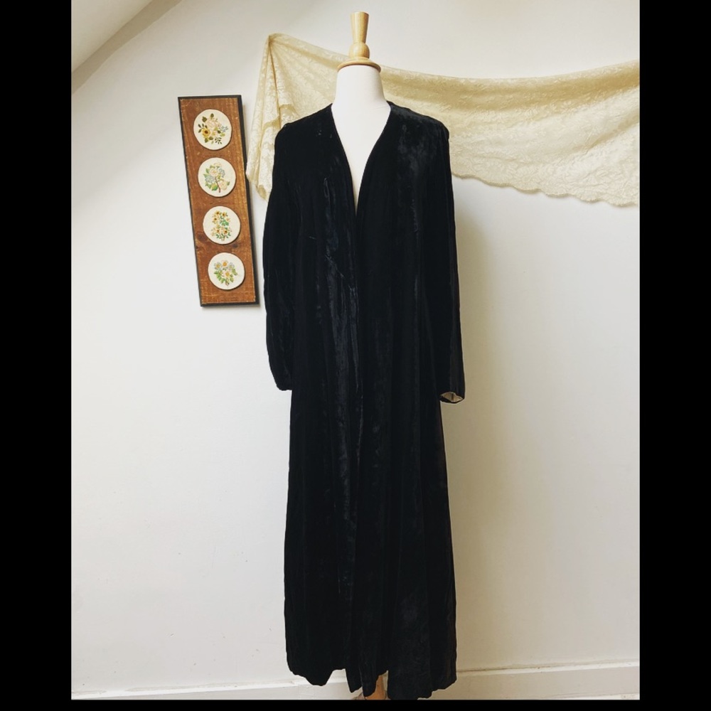 1930’s Velvet Opera Coat - Picture 2 of 13